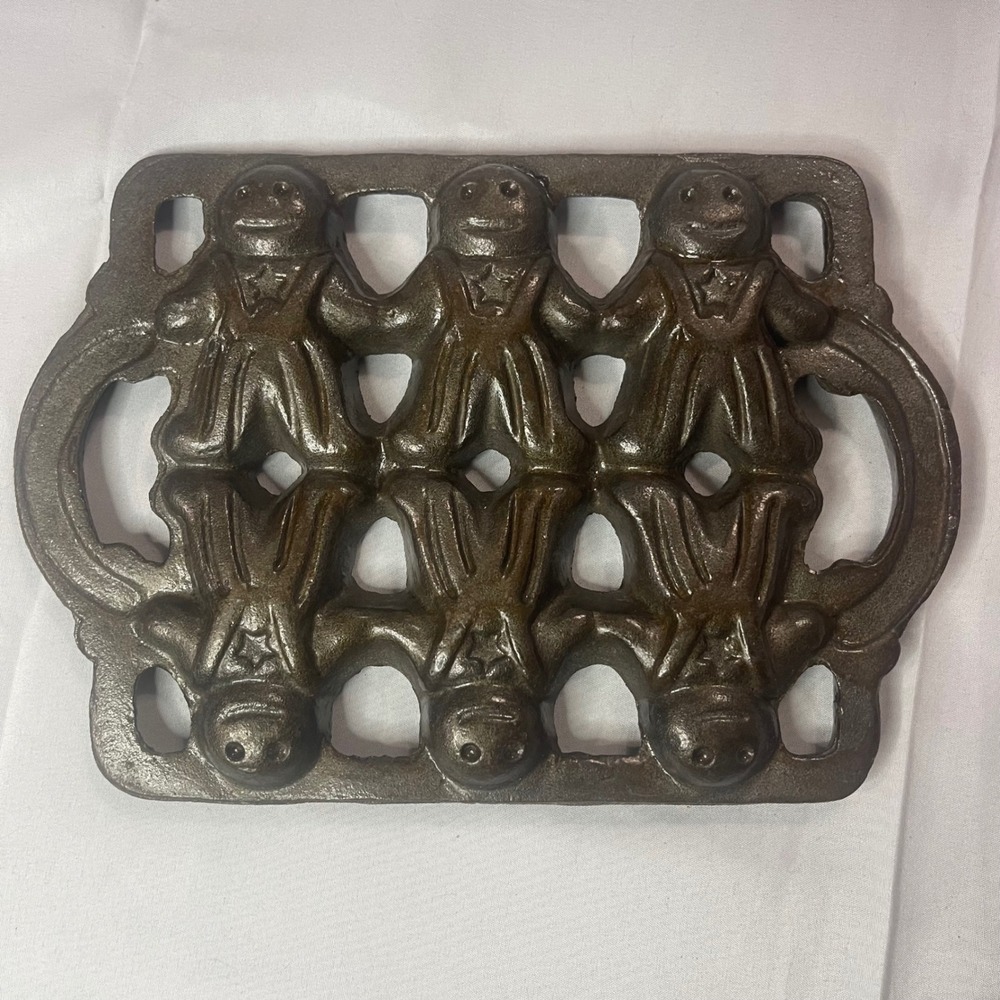Vintage John Wright Cast Iron All American Gingerbread Man Baking Pan